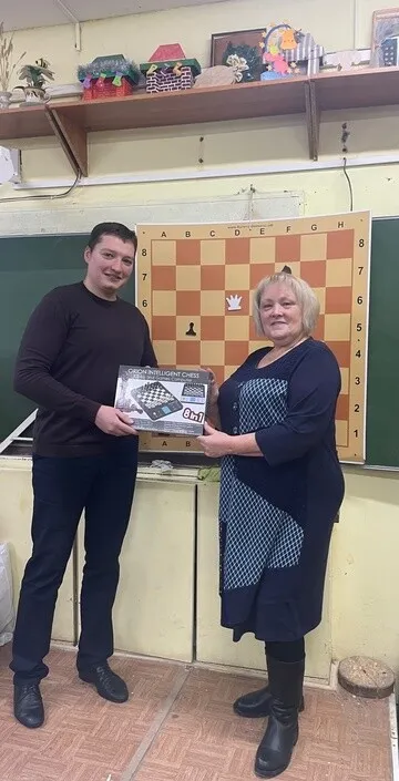 Поздравление школы №1 г. Балабаново с наступающим Новым Годом и подарком для шахматного кружка